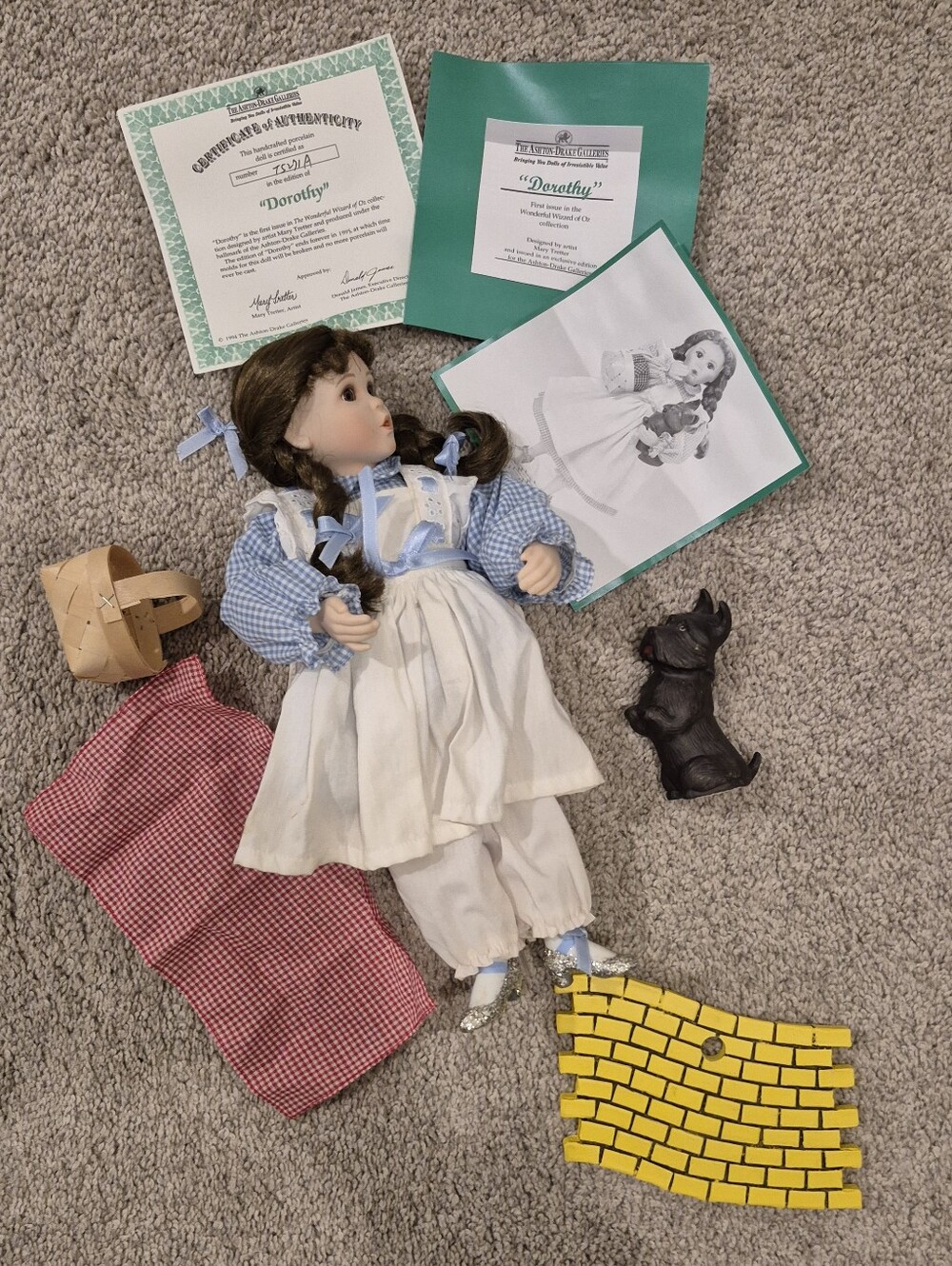 THE ASHTON-DRAKE GALLERIES 'Dorothy' Doll
